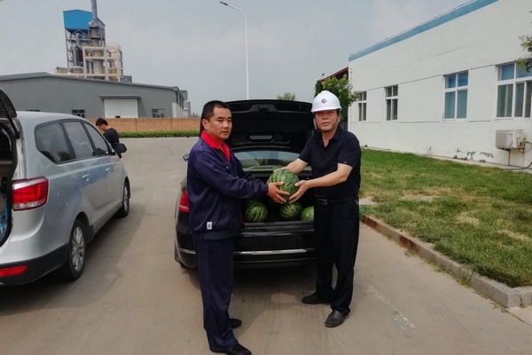 集团工会韩主席到威廉希尔药业一线“送清凉”